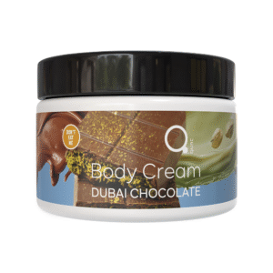 Dubai Chocolate Body Cream 500ml by Qure βάζο προϊόντος, μια πολυτελής κρέμα σώματος με πλούσιο άρωμα σοκολάτας, για βαθιά ενυδάτωση και μεταξένια λεία επιδερμίδα. Dubai Chocolate Body Cream 500ml by Qure product jar, a luxurious body cream with a rich chocolate fragrance, for deep hydration and silky smooth skin.