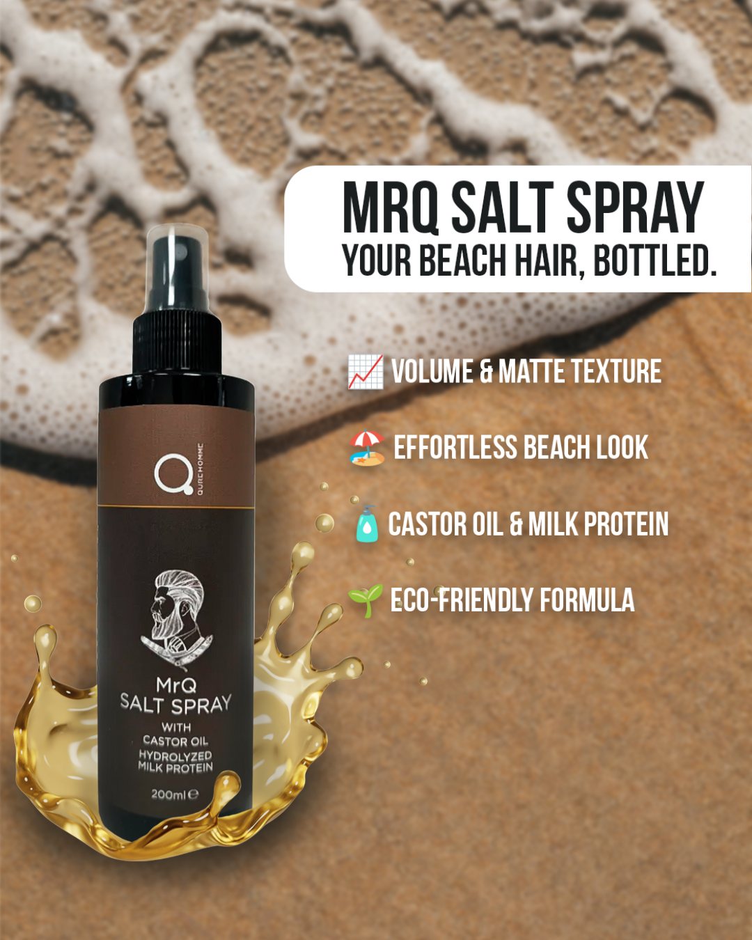 Ελληνικά: Φωτογραφία του MrQ Salt Spray σε μπουκάλι των 200ml, τοποθετημένο πάνω σε άμμο, με φόντο τη θάλασσα. Το κείμενο στην εικόνα αναφέρει "MRQ SALT SPRAY", "YOUR BEACH HAIR, BOTTLED" και τα βασικά χαρακτηριστικά του προϊόντος. Αγγλικά: Photo of the MrQ Salt Spray in a 200ml bottle, placed on sand with a sea background. The text on the image says "MRQ SALT SPRAY", "YOUR BEACH HAIR, BOTTLED" and lists the product's key features.